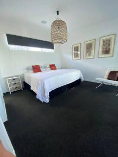 Rangi Beachfront -Luxury Beachfront Bach - 5
