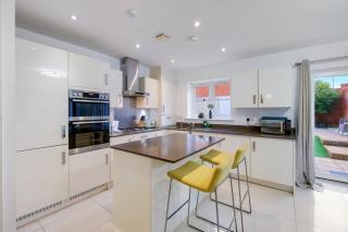 Foxherne 6 Bedroom 3Bath Serviced House 18 with Parking - Slough - 1