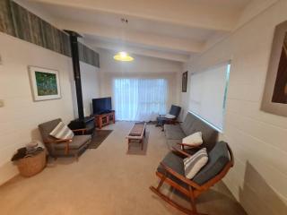 Coastal Comfort on Cook Drive - Whitianga - 2