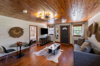 Charming 1BR Cabin with Netflix & Workspace - Gastonia - 9