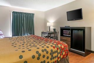Econo Lodge - Traverse City - 4