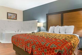 Econo Lodge Traverse City South - 1