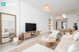 HiGuests - Premier Beachfront Stylish 2BR Apt Plus Maid Room - Dubai - 2