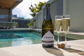 Pet friendly Luxury stay walk to beach - 3