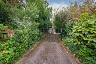 5 Bed Home with Private Parking - 25 Mins To Central London - Cockfosters - 6