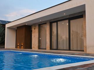 Brick Villas - Poolside Bliss - Novoberdo - 9