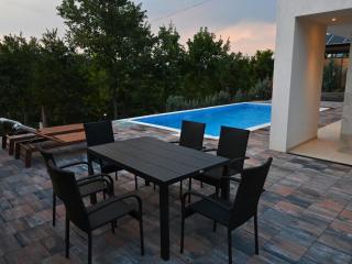 Brick Villas - Poolside Bliss - Novoberdo - 7