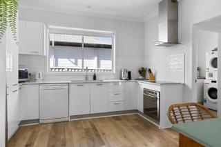 Waterfront with One of a kind Lake Views - Toukley - Gorokan - 2