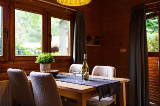 Huisdiervriendelijk houten huisje in het groen - 6