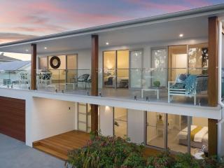 Perfect Beachhouse Lakes Surf at your Feet - Budgewoi - 1