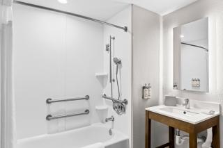 Holiday Inn Express Hotel & Suites Savannah Midtown by IHG - 2