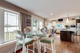 4 BR Tranquil Lakefront Retreat with Fire Pit - 5