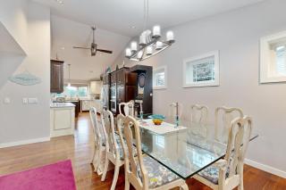 4 BR Tranquil Lakefront Retreat with Fire Pit - 2