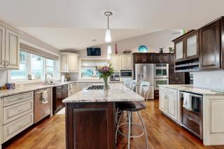 4 BR Tranquil Lakefront Retreat with Fire Pit - 1