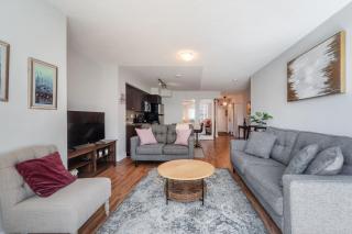 Spacious 2 Bedroom plus Den, 2 Bath, Sleeps 5 with Balcony and Lakeview Downtown Toronto Condo - 9