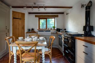 The Old Coach House - Converted barn with private garden parking and fireplace - 7
