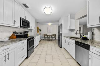 Your Beach Getaway Putt Putt Bikes Game Room BBQ - Largo - 1