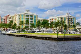 Luxurious, family-friendly 3BR condo on the water - Lantana - 0