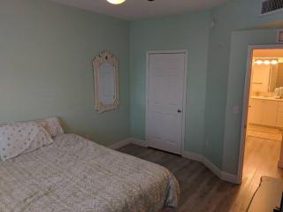 Luxurious, family-friendly 3BR condo on the water - Lantana - 5