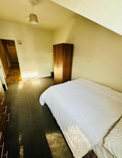 Private room - Shared Bathroom, Wakefield - 7