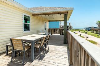 Fenced Pup-Friendly Yard Easy Walk to Beach - Surfside Beach - 3
