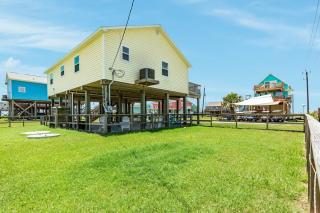 Fenced Pup-Friendly Yard Easy Walk to Beach - Surfside Beach - 7