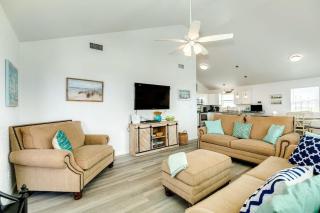 Fenced Pup-Friendly Yard Easy Walk to Beach - Surfside Beach - 2