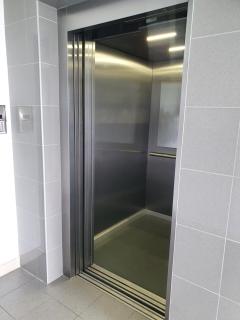 APARTAMENT WŚRÓD 1000cy ŚWIATEŁ - z parkingiem w hali garażowej- duży balkon z leżakami - piekny widok nocą na panoramę Tysiaclecia - Katowice - 6