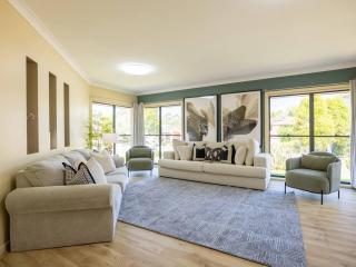 Bauhaus Design 5 Bedrooms Home at Carindale - Brisbane - 8