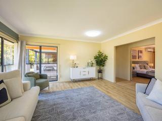 Bauhaus Design 5 Bedrooms Home at Carindale - Brisbane - 4