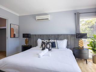 Bauhaus Design 5 Bedrooms Home at Carindale - Brisbane - 1