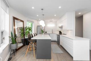 Grand 3 BR Toronto Victorian Entire Home - 9