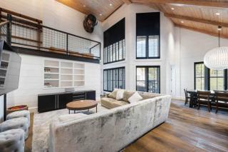 Hyatt Condominium 06 by East West Hospitality - 6