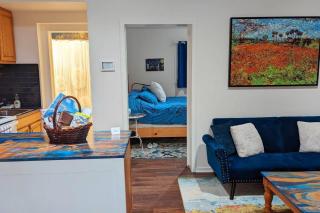The Van Gogh Apartment - a cozy, creative retreat - Seattle - 2