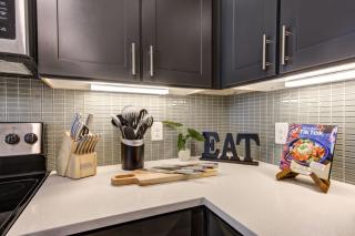 Lux Modern Art Apartment Near Eateries and Theater by RGS - 9