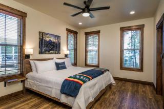 Elk Ridge Village 401C Cozy Cabin with views of Flathead Lake and the mountains - Lakeside - 1