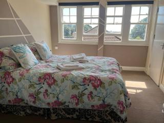 Sea-View Apartment, 2-4 Guests, 10 Mins to Beach and The Oval - Newport Beach - 1