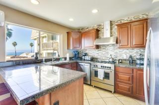 Tropical Oceanside Home with Deck, Walk to Beach - 2