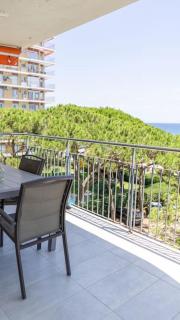 SeaHomes Vacations - Seafront Apt in Blanes with PKG - Blanes - 6