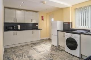 NEW! 4Bed Home, Pool Table, FREE Parking, SMART TV - Manchester - 5