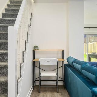 NEW! 4Bed Home, Pool Table, FREE Parking, SMART TV - Manchester - 1