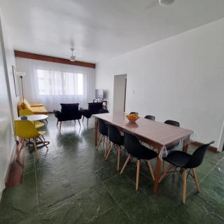 Apartamento 4 quartos, 3 banheiros, vista para o mar Pitangueiras, sacada, 1 vaga de garagem, apenas 50 metros do mar - Guarujá - 2