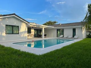 Monthly Stay in Spacious 4BD for Family or Work with Outdoor Backyard, Private Pool and BBQ grill - 5