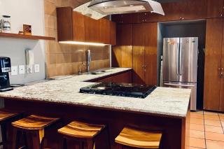 Urban Hacienda downtown, tranquil, spacious, jacuzzi - 3