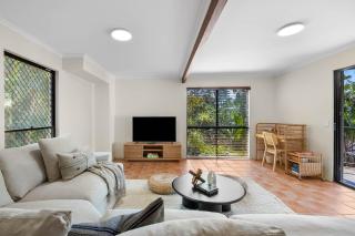 Beachside 4-Bed Retreat with Study Nook & Views - Coolum Beach - 8