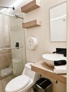Amplia-Confortable con cama King, Area de Miraflores H16 - El Rodeo - 0