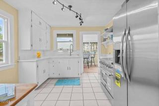 Ocean View-Hot Tub-Steps From the Beach! - Rockaway Beach - 9