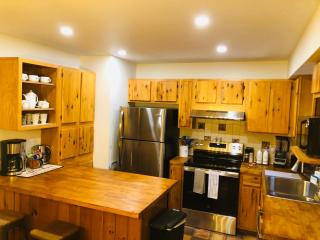 Bethel Escape Hot Tub 4 beds Game Room and Fire pit Fully Stocked Kitchen - 1