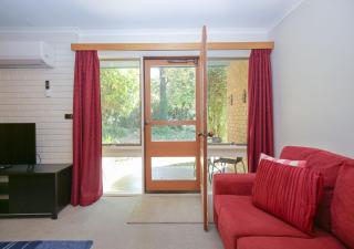 Cedar Holiday Units - Apartment 2 - Bright - 9