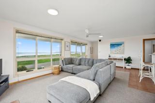 Esplanade Escape Absolute Beachfront WIFI-NBN - Middleton - 0